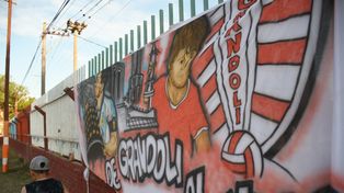 Leo eterno. &nbsp; El Club Grandoli es un imán para los chicos que visitan por primera vez la cancha donde Messi comenzó a jugar.