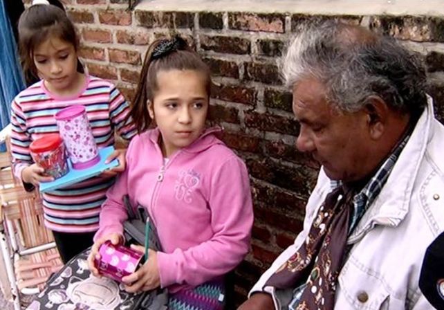 Una nena de 11 años le enseña a leer a su vecino de 59 que nunca pudo ir a la escuela