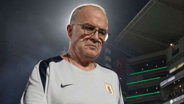 Marcelo Bielsa quedó en el centro de las críticas de la prensa y los hinchas uruguayos tras la goleada sufrida ante Estados Unidos.&nbsp;