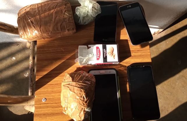 Celulares y driga secuestrada en la cárcel de Piñero. Foto: Archivo