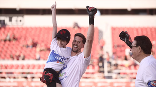 Rodrigo Rey junto a su hijo Benicio en el estadio Libertadores de América