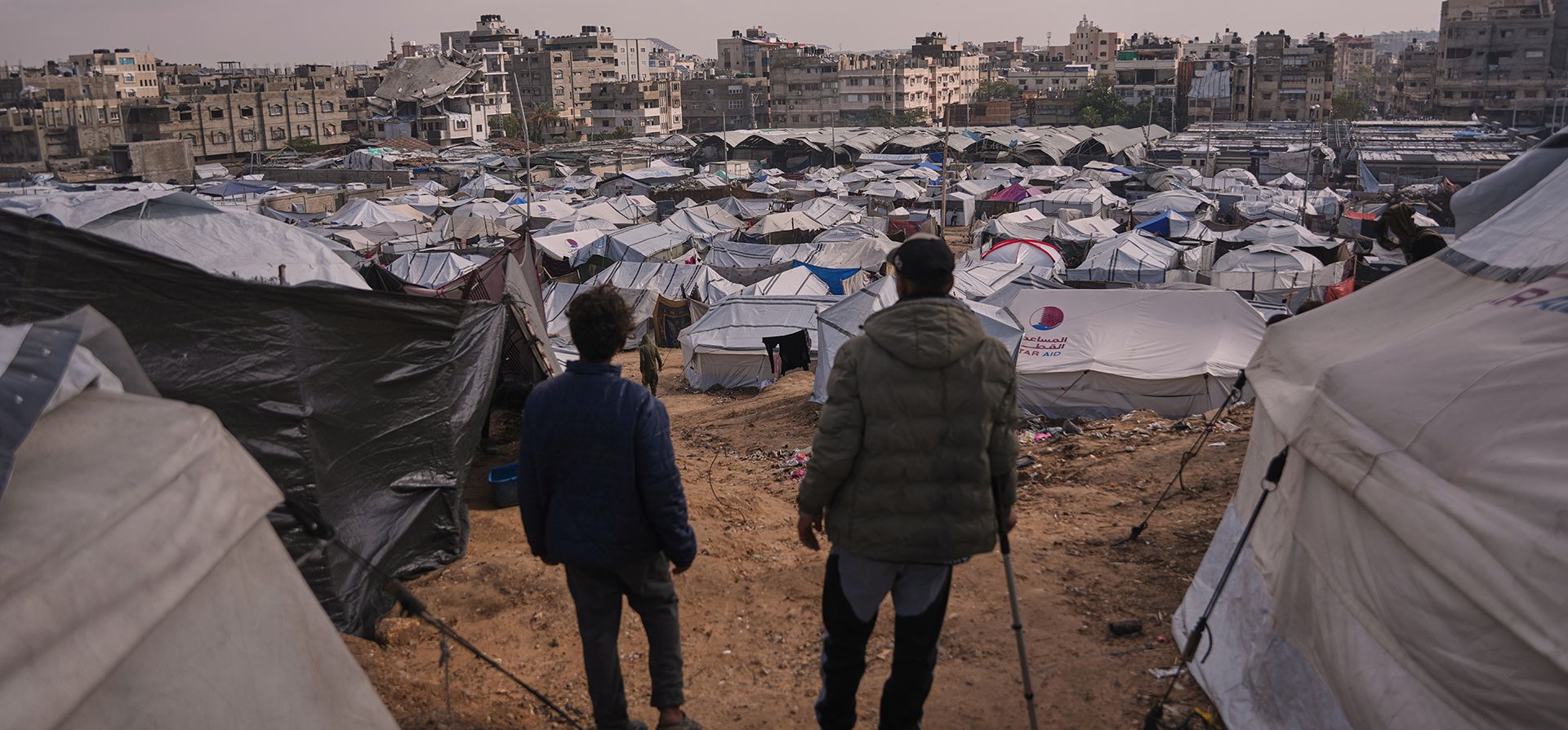 Palestinos observan las tiendas improvisadas de un campamento para desplazados, instalado en una zona de la ciudad de Gaza, el lunes 29 de diciembre de 2025. (Foto AP/Jehad Alshrafi) Palestinos observan las tiendas improvisadas de un campamento para desplazados, instalado en una zona de la ciudad de Gaza, el lunes 29 de diciembre de 2025. (Foto AP/Jehad Alshrafi)