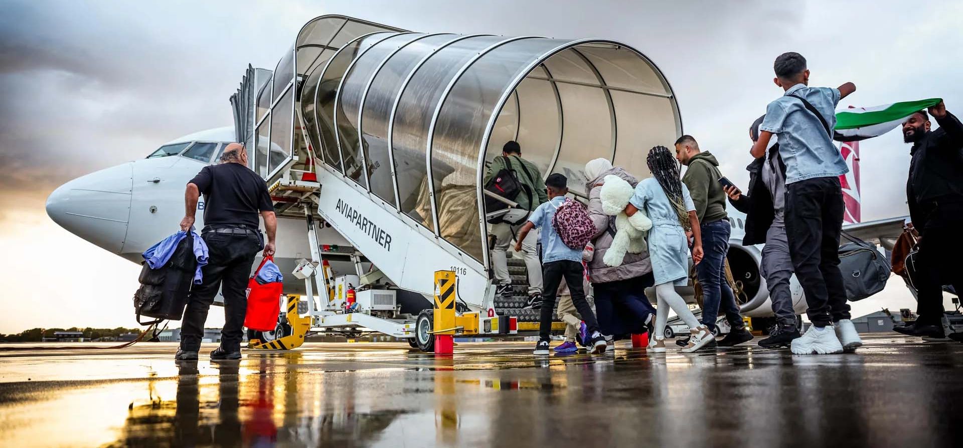 Los sirios esperan para salir del aeropuerto de Rotterdam La Haya. Según el Ministerio de Asilo y Migración de los Países Bajos, 84 adultos y niños sirios se registraron para el retorno voluntario, Rotterdam, Países Bajos. Fotografía: Rob Engelaar/EPA Los sirios esperan para salir del aeropuerto de Rotterdam La Haya. Según el Ministerio de Asilo y Migración de los Países Bajos, 84 adultos y niños sirios se registraron para el retorno voluntario, Rotterdam, Países Bajos. Fotografía: Rob Engelaar/EPA