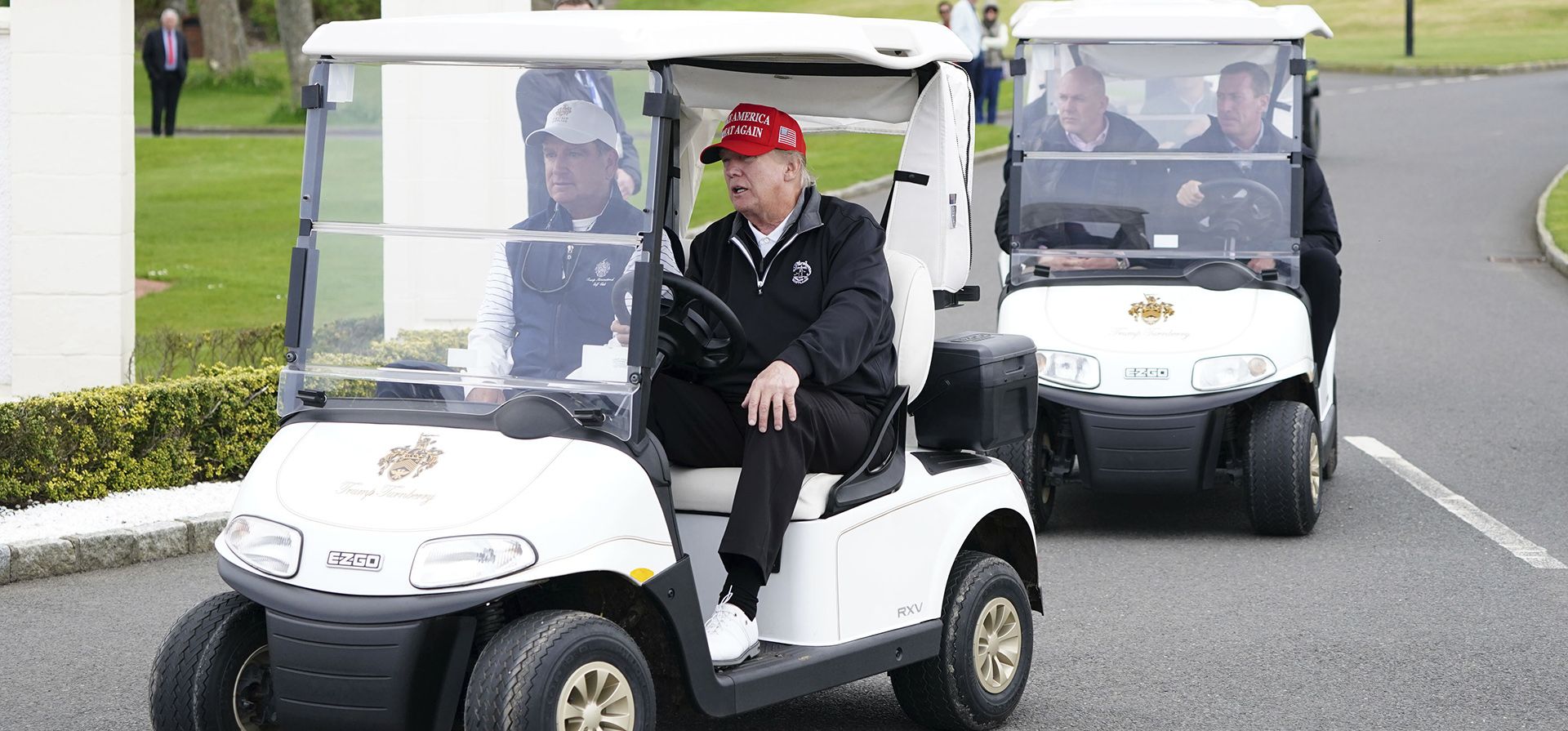 El expresidente estadounidense Donald Trump, en el campo de golf de Turnberry, Escocia, durante su visita al Reino Unido, el martes 2 de mayo de 2023. (Jane Barlow/PA vía AP