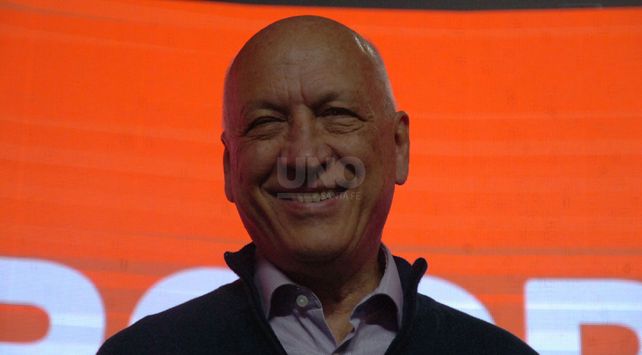 Bonfatti sonriente luego de ser el más votado en la elección primaria