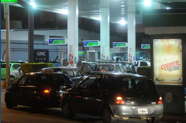 Largas colas en las estaciones de servicio de Santa Fe