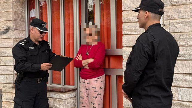 Entrega de notificaciones a familiares para el pago del costo por las amenazas de bomba en escuelas santafesinas&nbsp;