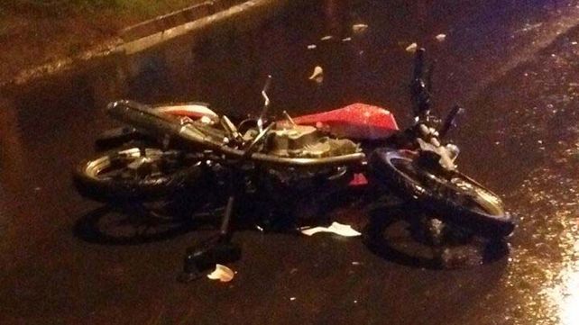 Motociclista colisionó un rastrojero estacionado y sufrió fractura expuesta