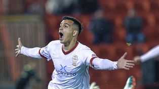 Franco Cristaldo festeja el primer gol de Huracán ante Central.