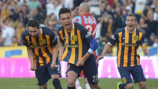 Nery Domínguez lo grita con alma y vida, mientras lo acompañan Alejandro Donatti y Marco Ruben. Fue el gol del triunfo.