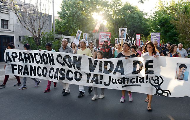 Protesta. Familia y entidades políticas marcharon anteayer a la seccional de Cafferata al 300