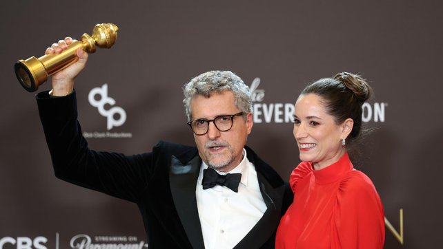 Kleber Mendonça Filho y Emilie Lesclaux celebran el premio a la 