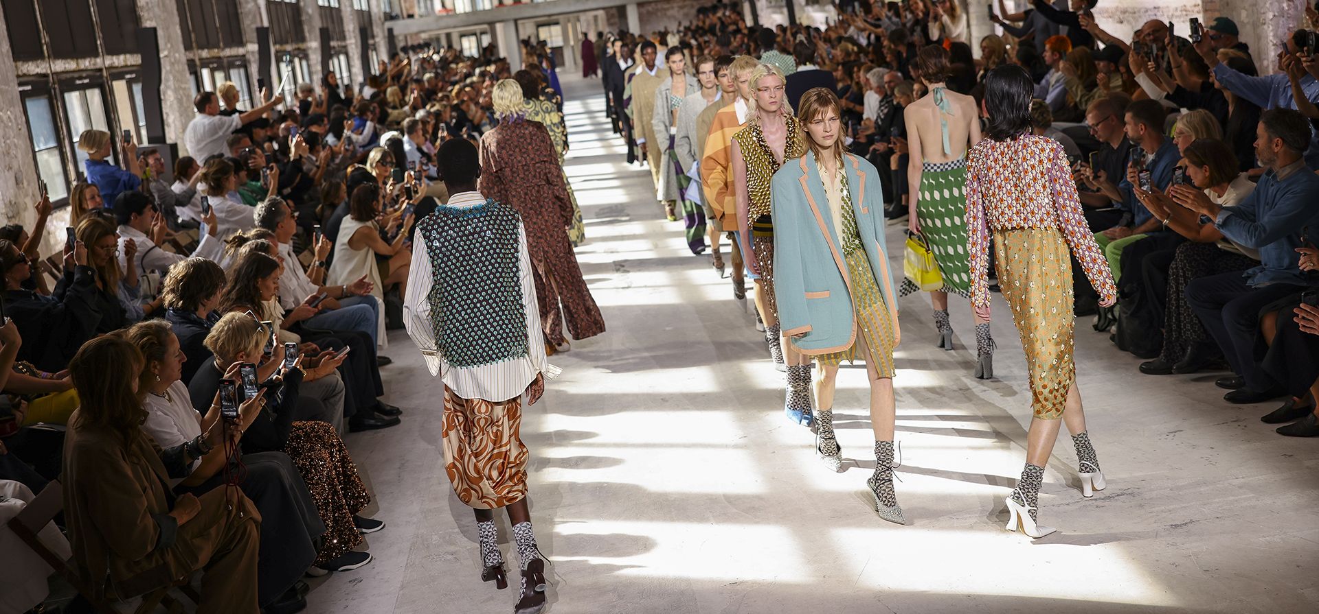 Modelos lucen creaciones para la colección de moda femenina Primavera/Verano 2024 de Dries Van Noten presentada el miércoles 27 de septiembre de 2023 en París. (Foto AP/Vianney Le Caer) Modelos lucen creaciones para la colección de moda femenina Primavera/Verano 2024 de Dries Van Noten presentada el miércoles 27 de septiembre de 2023 en París. (Foto AP/Vianney Le Caer)