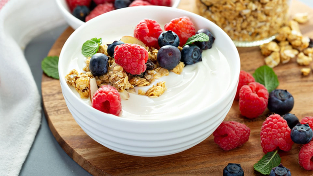 Alimentos como el yogurt aportan una buena cantidad de proteínas