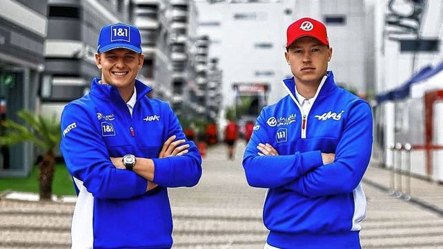 El alemán Mick Schumacher y el ruso Nikita Mazepin seguirá en el equipo Haas para la temporada 2022 de Fórmula 1.&nbsp;