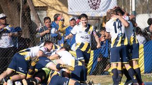 Montaña humana. Los jugadores de Belgrano festejan de cara a su hinchada.