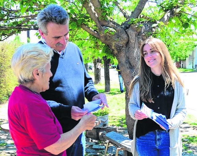 villa constitución. La candidata a concejala hizo campaña junto a Rossi.