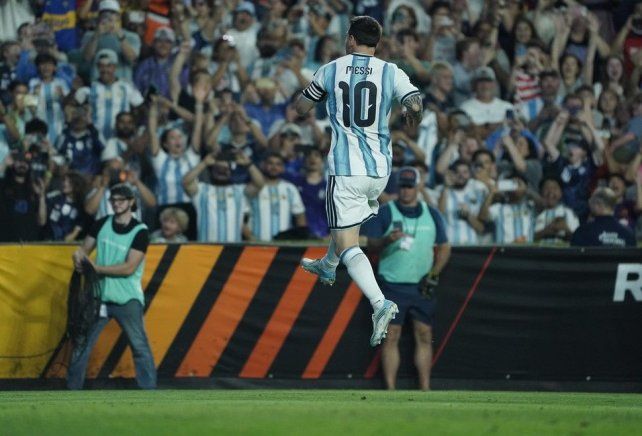 Lionel Messi anotó el segundo de penal para la selección argentina.&nbsp;
