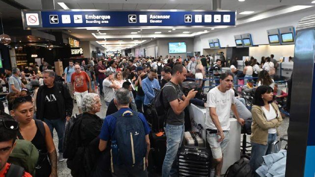 Demoras y cancelaciones en Aeroparque y Ezeiza por una sorpresiva asamblea gremial.
