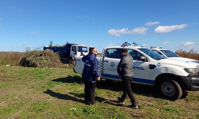 La Secretaría de Control municipal remitió al corralón a dos grandes camiones volquete por arrojar desechos en un descampado.