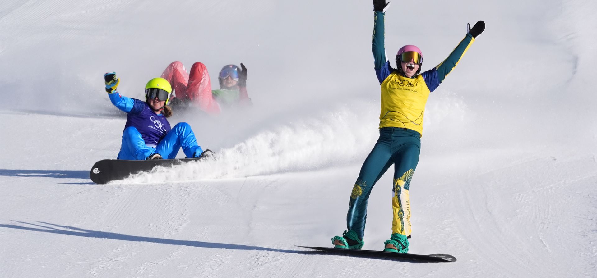 La australiana Josie Baff (17) celebra su medalla de oro tras vencer a la italiana Michela Moioli (6), medallista de bronce, y a la suiza Noemie Wiedmer (3), durante la final femenina de snowboard cross en los Juegos Olímpicos de Invierno de 2026, en Livigno, Italia, el viernes 13 de febrero de 2026. (Foto AP/Lindsey Wasson) La australiana Josie Baff (17) celebra su medalla de oro tras vencer a la italiana Michela Moioli (6), medallista de bronce, y a la suiza Noemie Wiedmer (3), durante la final femenina de snowboard cross en los Juegos Olímpicos de Invierno de 2026, en Livigno, Italia, el viernes 13 de febrero de 2026. (Foto AP/Lindsey Wasson)