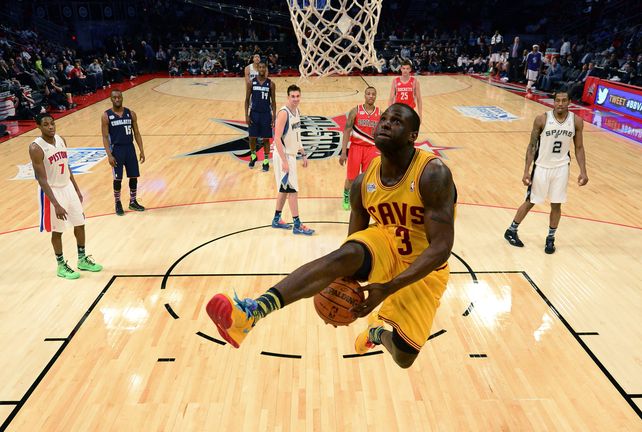 Espectacular volcada de Dion Waiters en la apertura del Juego de las Estrellas.
