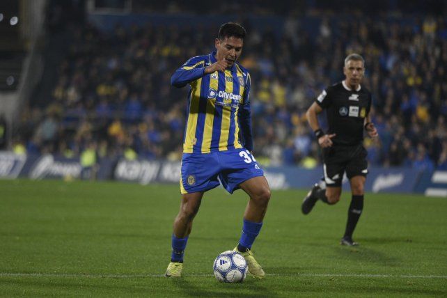 Emanuel Coronel tuvo que dejar la cancha en el entretiempo en el empate de Central ante Raacing.