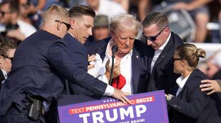 Agentes del Servicio Secreto asistieron a Donald Trump para ponerlo a salvo.