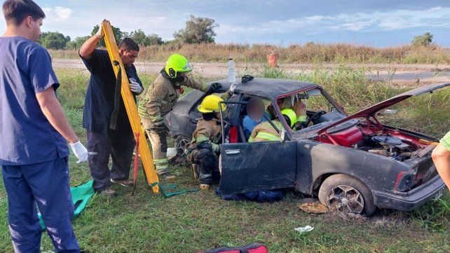 Por motivos que se investigan un automóvil Dodge terminó en la banquina tras derrapar en Ruta18. Bomberos Voluntarios liberan a las personas atrapadas