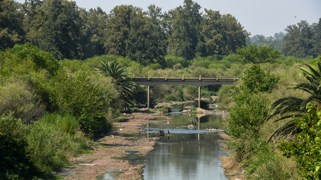 El arroyo Ludueña muestra postales de contaminación a lo largo de sus 19 kilómetros de extensión.
