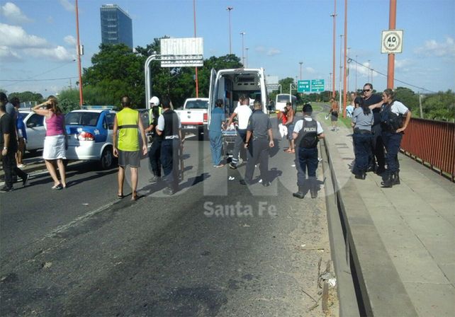 A raíz de un múltiple choque, un motociclista terminó en el Cullen