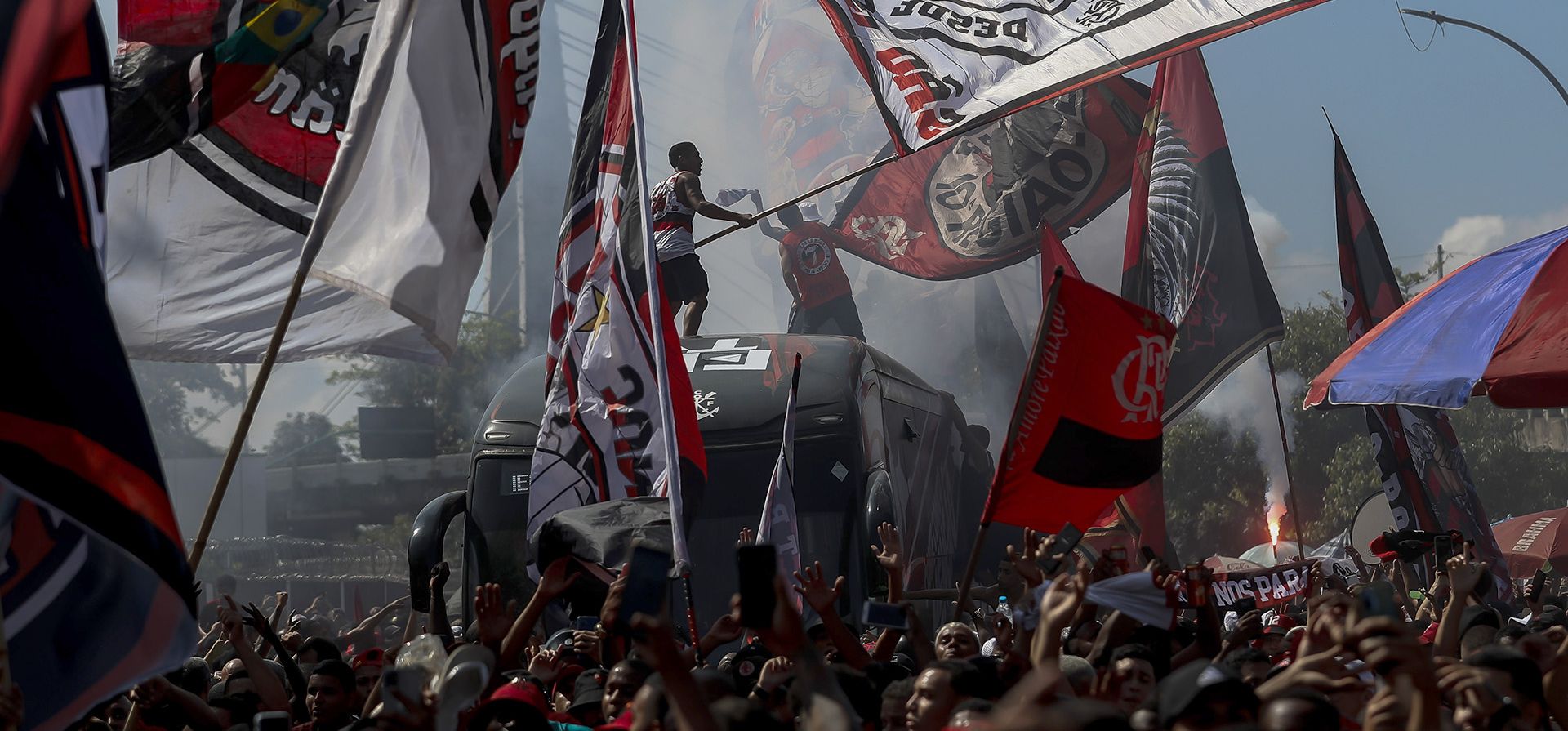 Los fanáticos del Flamengo despiden a su equipo cuando llega en autobús al aeropuerto internacional para volar a Ecuador para la final de la Copa Libertadores, en Río de Janeiro, Brasil, el miércoles 26 de octubre de 2022.