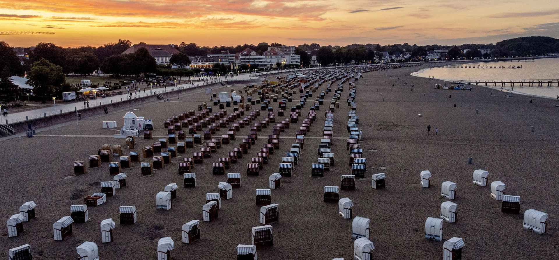 Carpas de playa alineadas en la playa del Mar Báltico en Travemuende, Alemania, el jueves 4 de agosto de 2022. La temperatura del agua en algunas ciudades de la costa del Mar Báltico es superior a 20°C y es suficiente para un baño cómodo.   