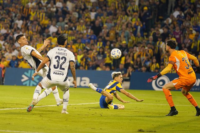 Gol de Central. Santi López no pudo darle bien y el rebote pegó en Sporte para el tanto canalla.