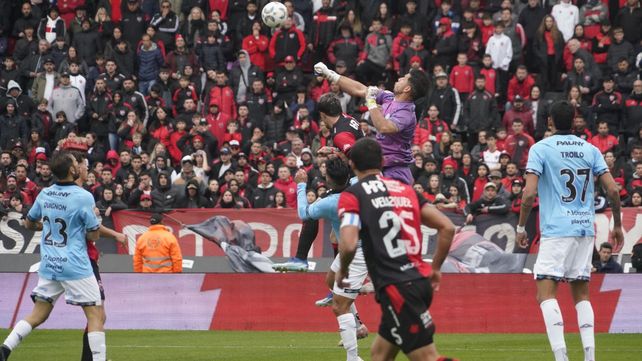 Newell's atacó todo el primer tiempo, pero no logró anotarle a Belgrano y empató 0-0 en el Coloso.