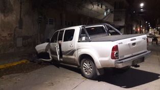 Por esquivar un perro, terminaron contra un árbol