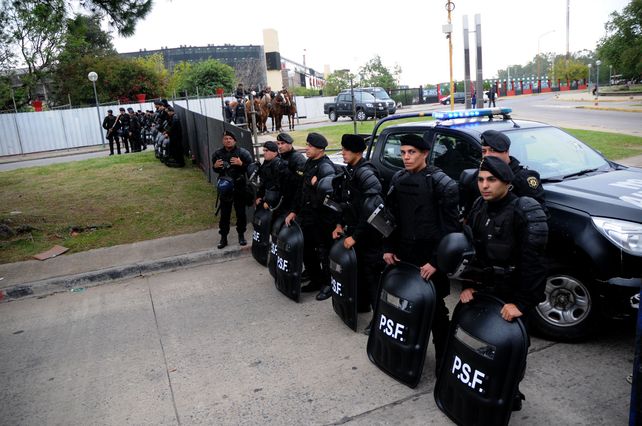 El gobierno provincial compra 600 equipos antitumultos para la policía