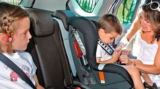 Se abre el debate sobre el uso de sillas para los chicos en los autos