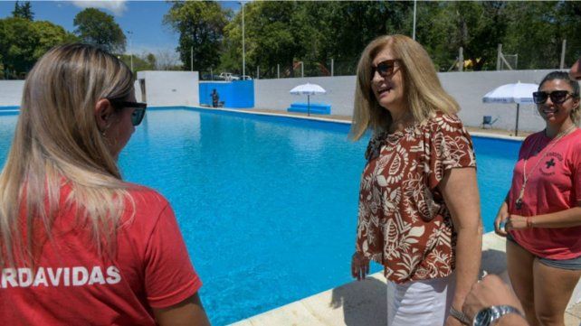 ROSARIO ROMERO Y GUARDAVIDAS. Se habilitaron las piletas del Complejo Municipal Toma Vieja