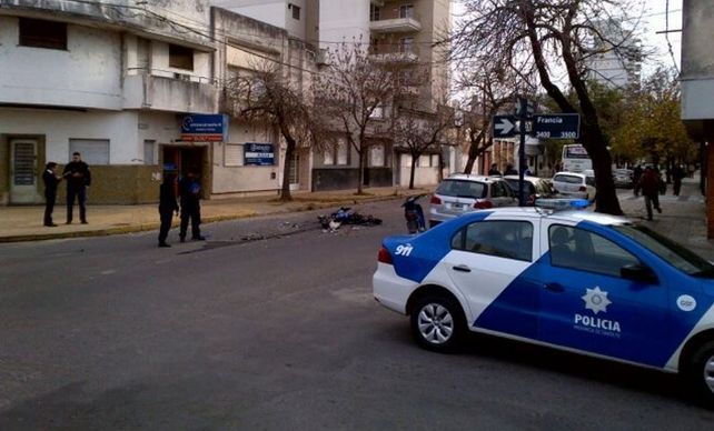 Un colectivo embistió a una moto en el microcentro y dejó un herido grave