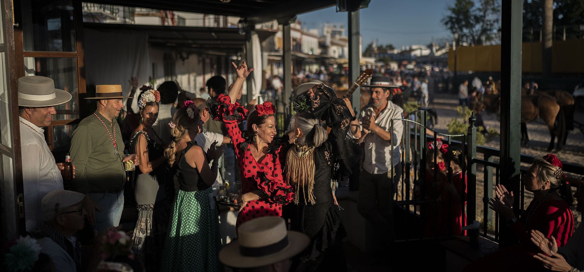 Los peregrinos cantan y bailan durante la peregrinación anual.