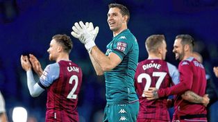 Leeds cayó con Aston Villa y se complica con el descenso