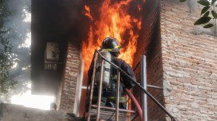 Impactante incendio en la planta alta de una casa en la zona sur de Rosario