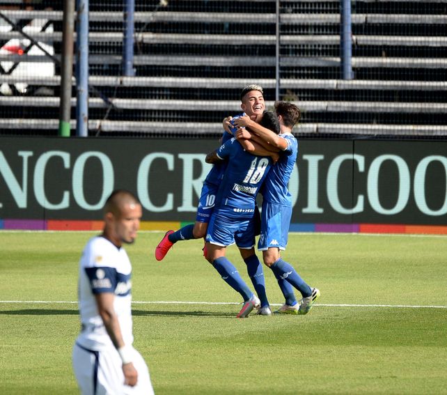 La Joya. Thiago Almada abrió la cuenta luego de una gran jugada colectiva y festeja junto a Cristian Tarragona y Tomás Guidara.