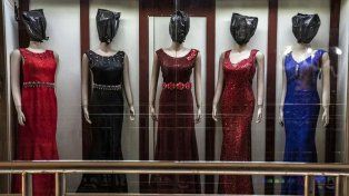 El régimen de los talibanes impuso que todos los maniquíes femeninos deben ser retirados de sus escaparates o descabezados en un acto de dominio puritano