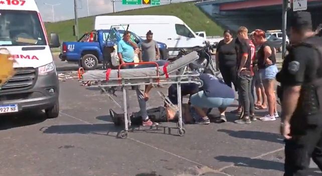El motociclista es atendido por los médicos que concurrieron al lugar del siniestro. (Imagen: captura de TV)