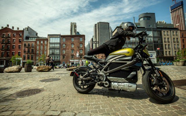 Un motociclista se sube a una moto Harley-Davidson LiveWire eléctrica en una calle de Madrid. El modelo de la firma Harley fue usada durante una travesía a América del Sur por los actores McGregor y Charlie Boorman.