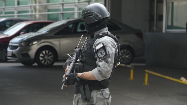 Hospital custodiado. Un efectivo policial fuertemente monta guardia este viernes en el playón de acceso&nbsp;