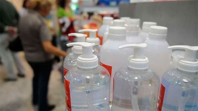 Prohibieron la venta de una marca de alcohol y un desinfectante