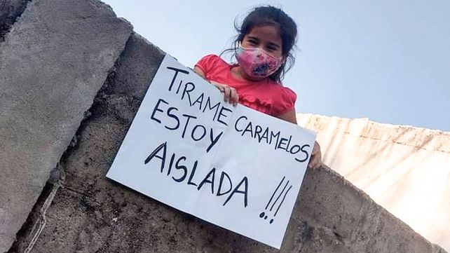 Emilia se subió a un tapial con el cartel y los Reyes Magos cumplieron con su tierno pedido. (Foto vía Twitter @JulietaLuz)